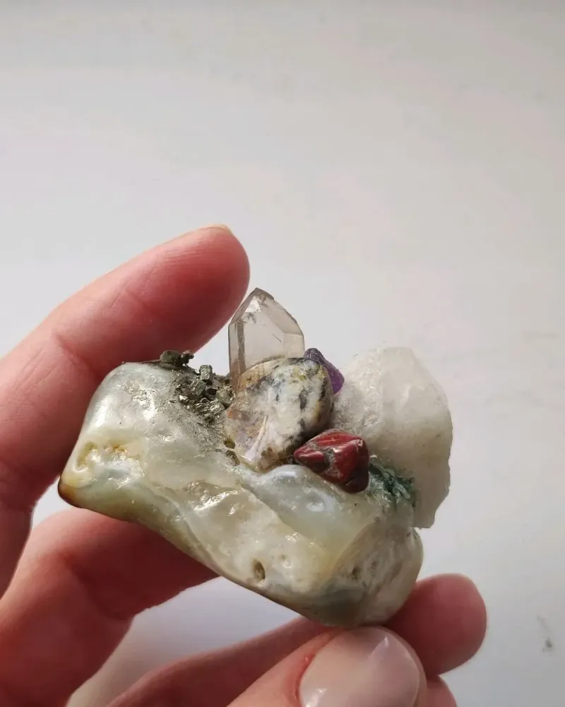 Мини-горка из уральских минералов — На шайтанском агате, 3,5 см
