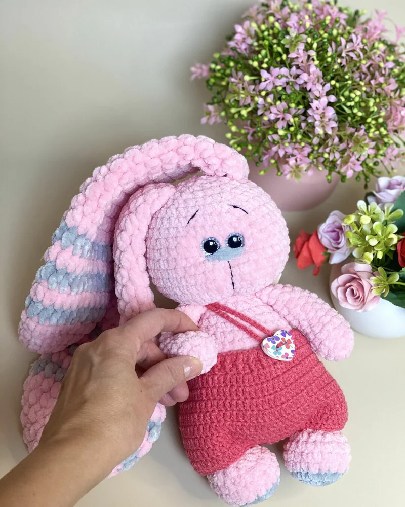 Вязаная розовая зайка амигуруми
