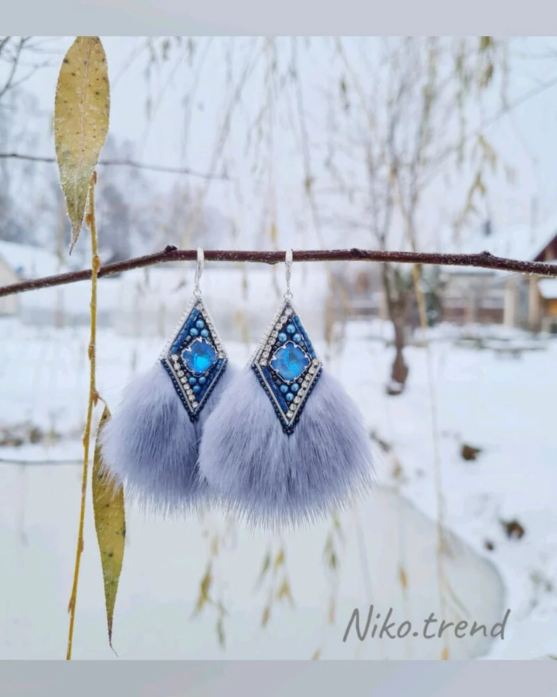 Меховые серьги вышитые бисером, белый