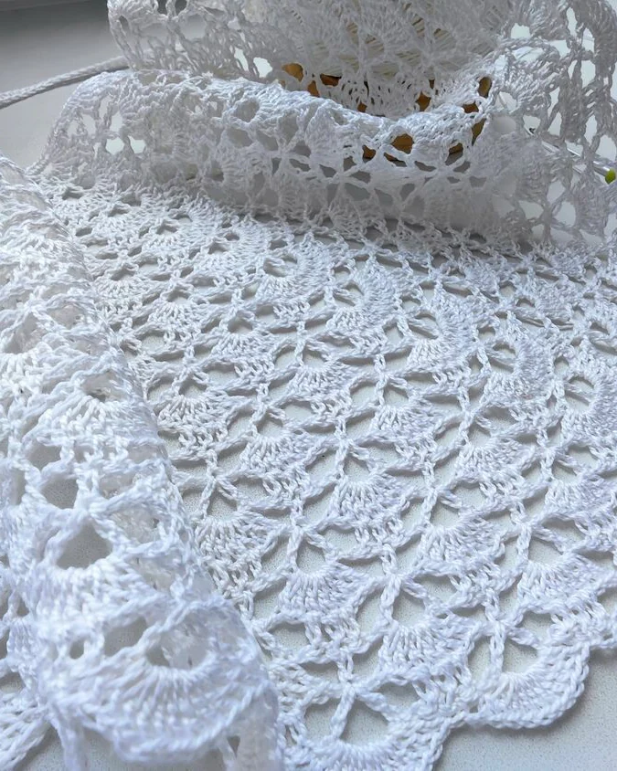 Ажурная белая косынка