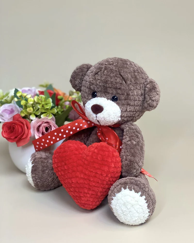Вязаный мишка амигуруми с сердечком