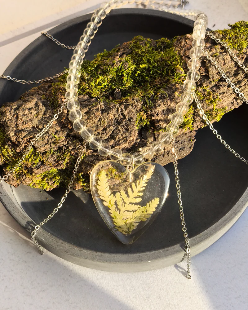 Колье из папоротника и ювелирной смолы