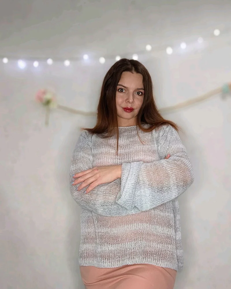 Джемпер-паутинка серо-белый вязаный женский тонкий джемпер