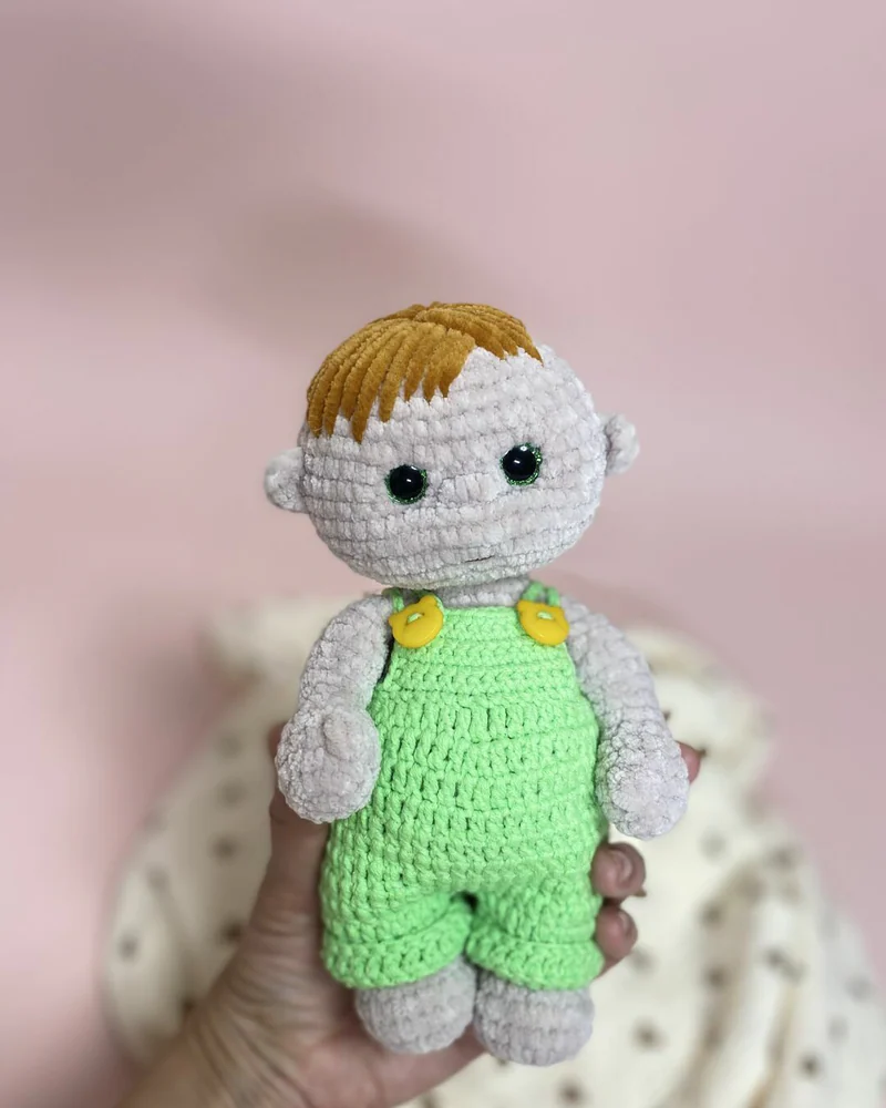 Вязаная кукла мальчик малыш амигуруми