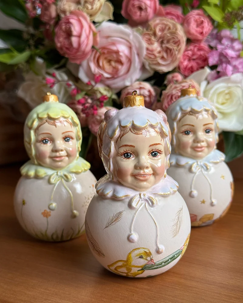 Ёлочная игрушка «Малыш в чепчике» — Детская с игрушками — белый