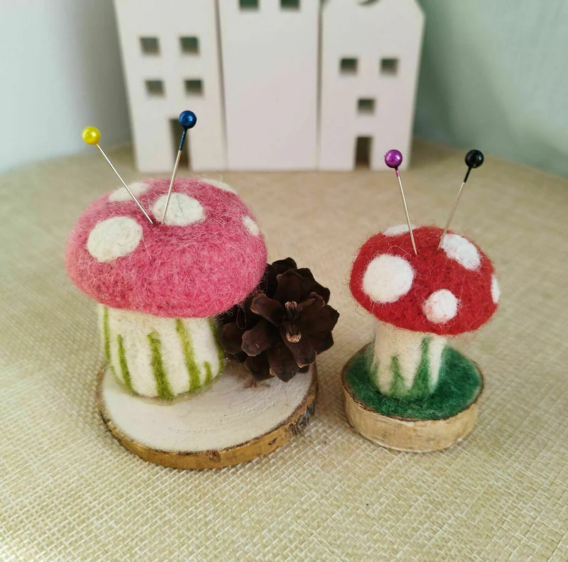 Игольницы божья коровка, мухомор, Елка, Игрушка из шерсти