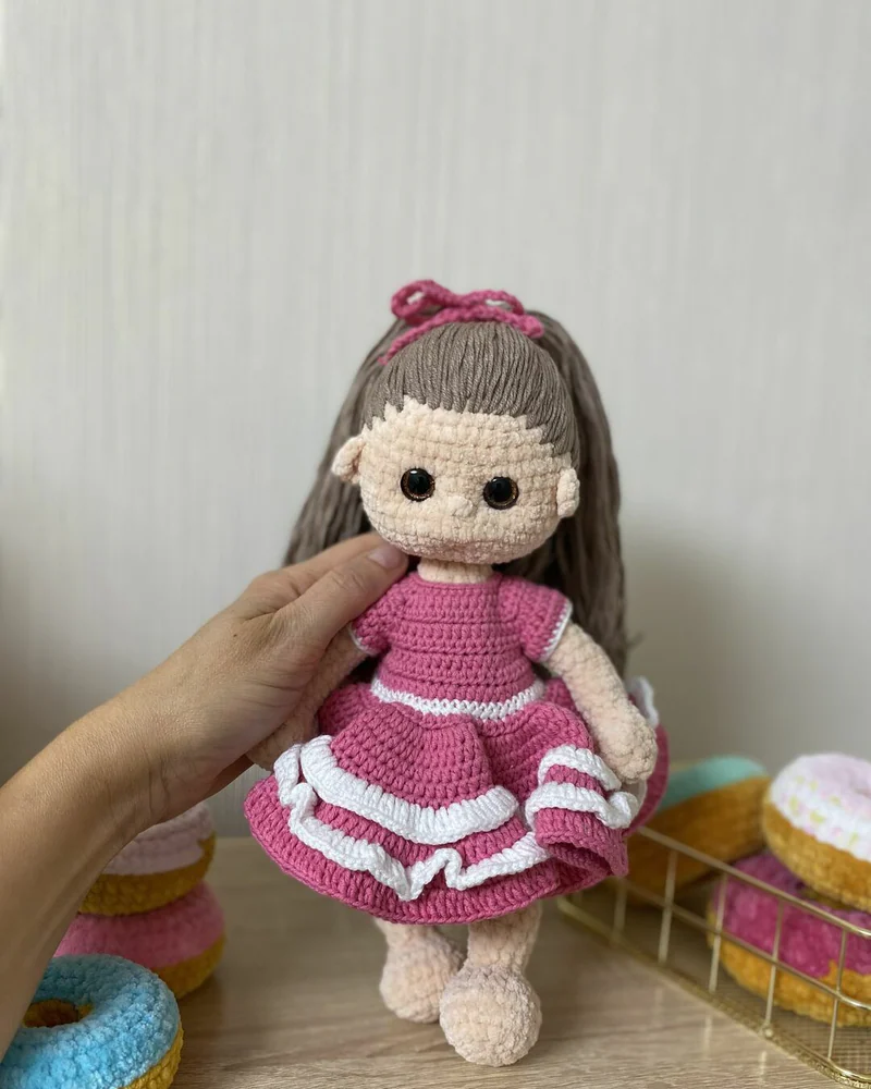 Вязаная кукла в розовом платье амигуруми