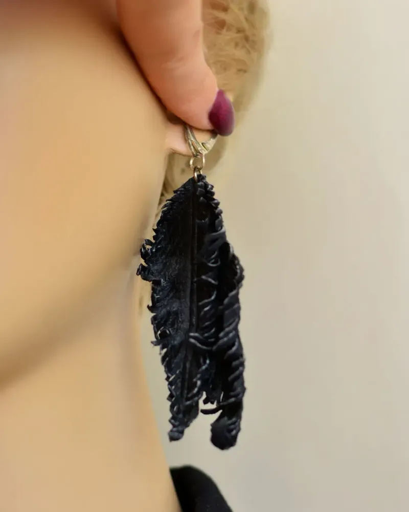 Серьги длинные Перья серые из кожи