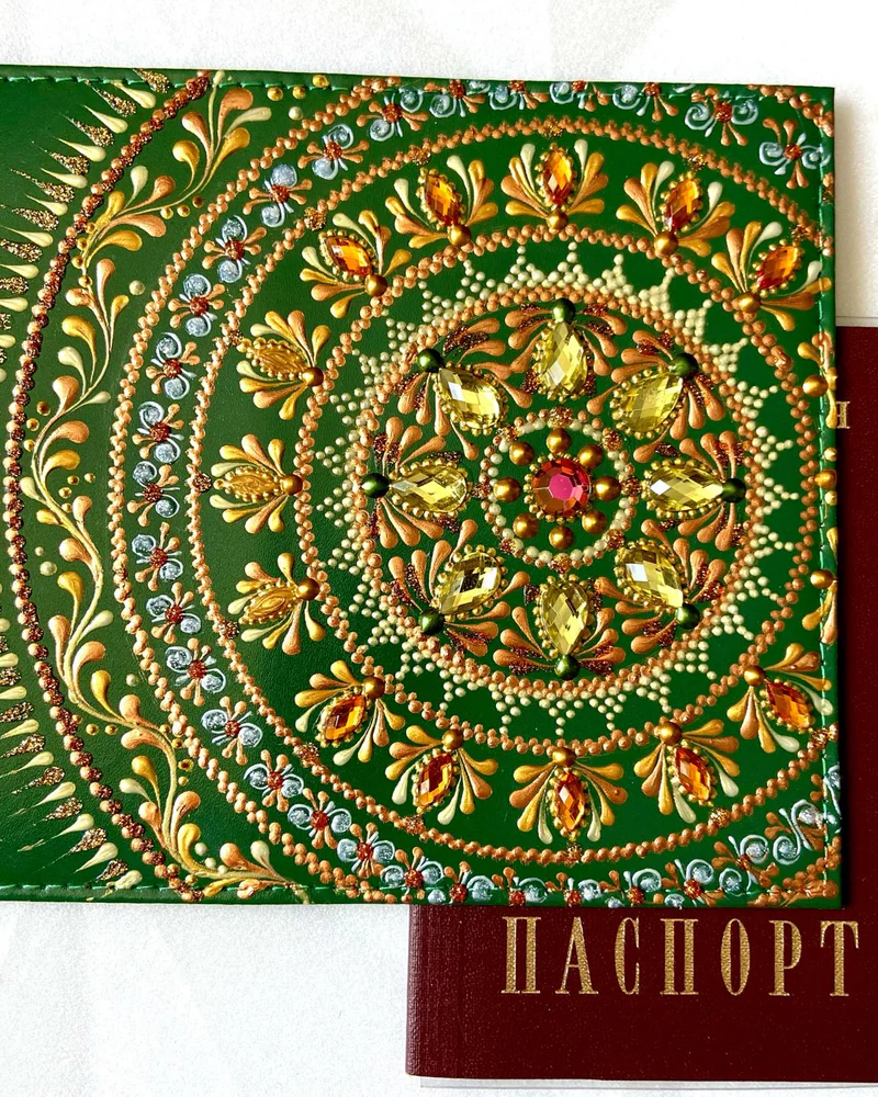 Обложка на паспорт кожаная с росписью «Денежная удача», зелёная