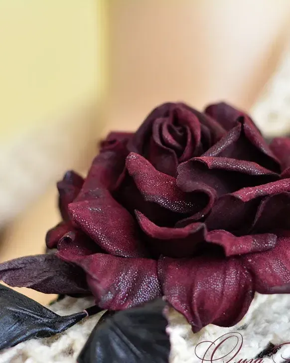 Роза из кожи марсала Брошь цветок Королева вечера из кожи