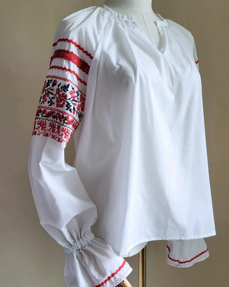 Рубаха народная женская с вышивкой, красно-синей