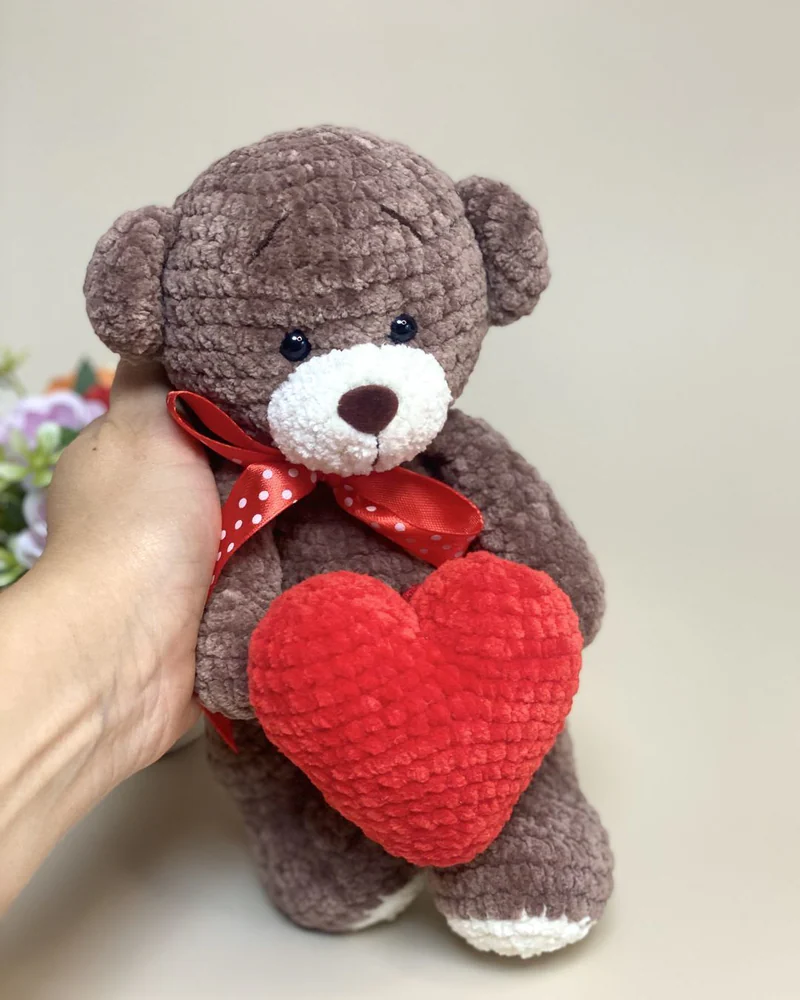 Вязаный мишка амигуруми с сердечком
