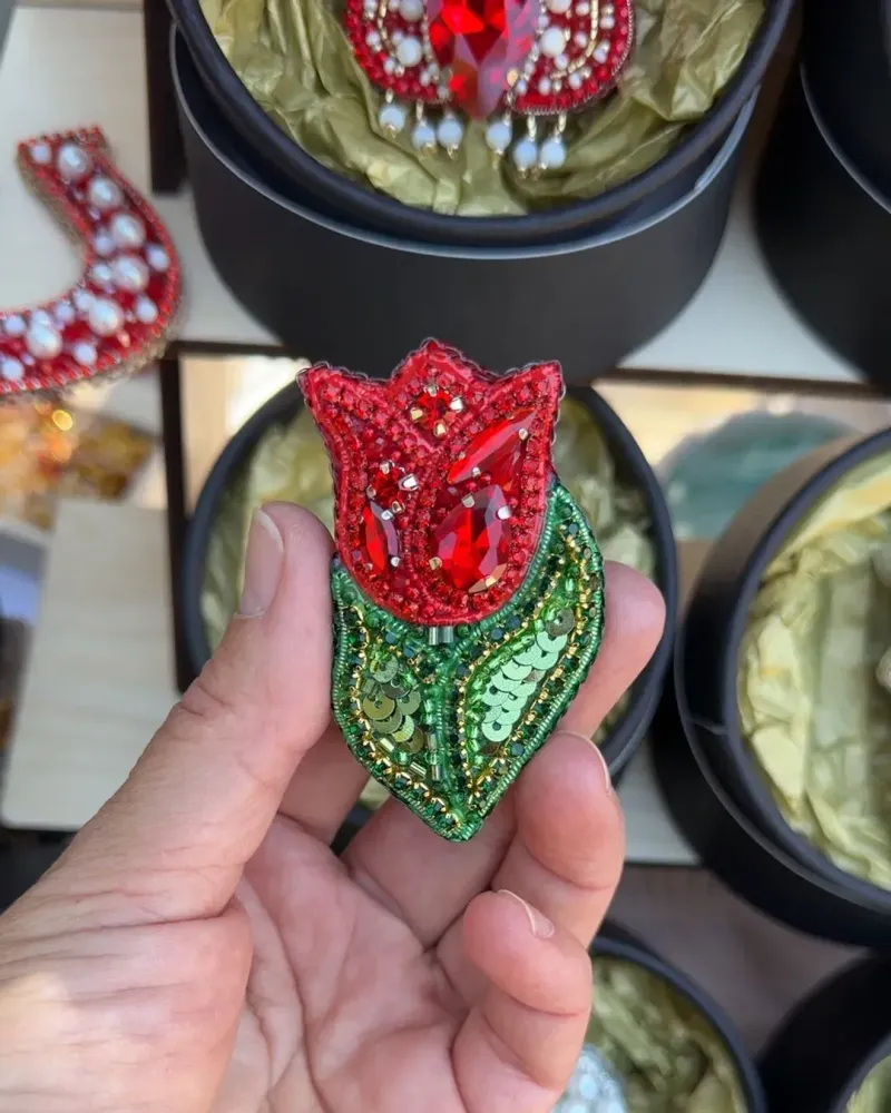 Красная брошь «Тюльпан»