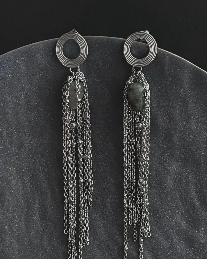 Серые серьги из лабрадорита и гематита