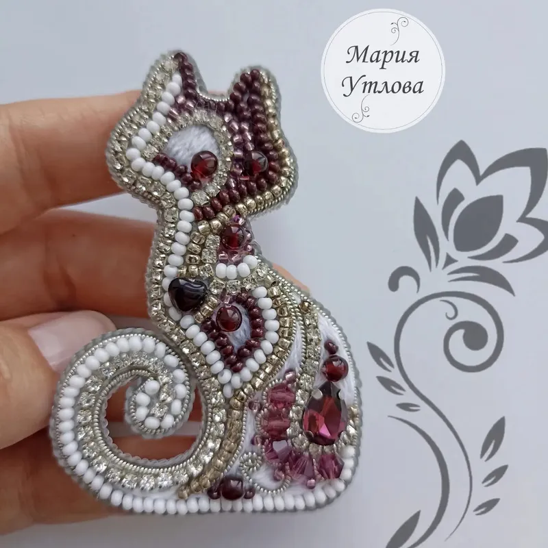 Брошь «Кошка», белая с бордовым