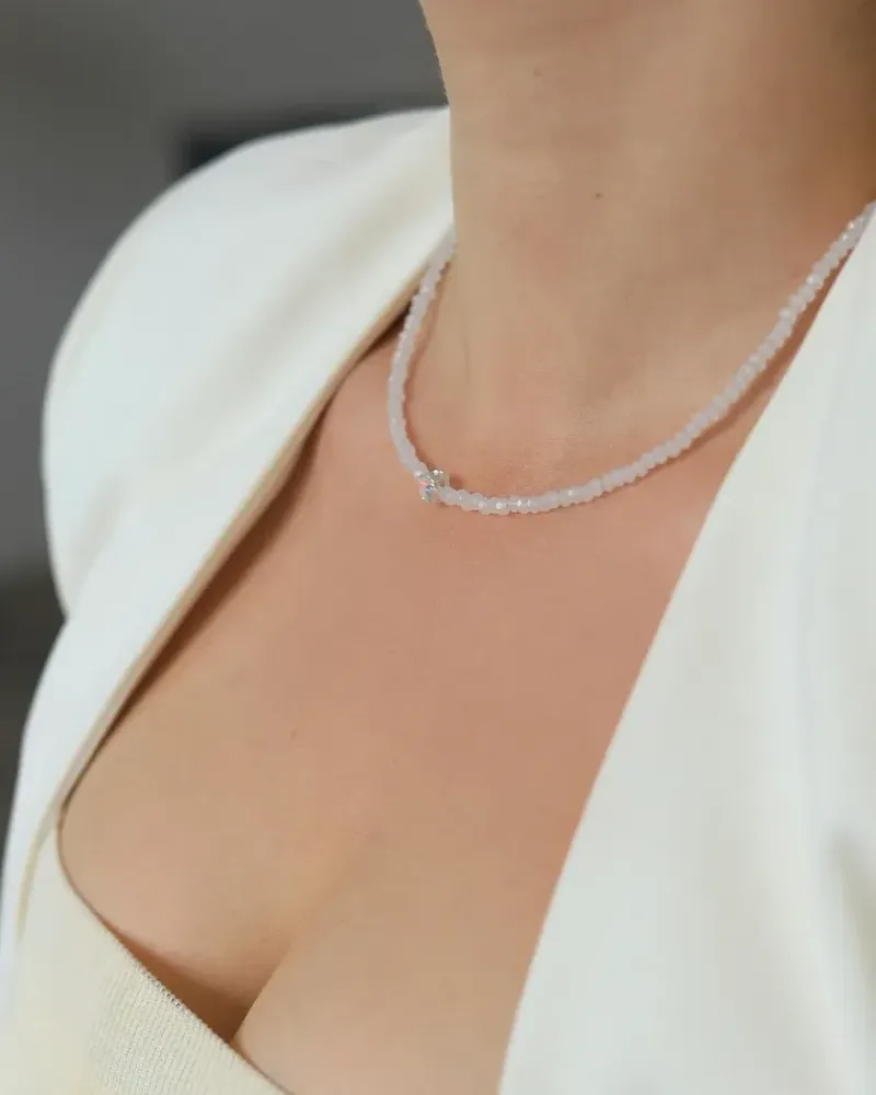Минималистичный чокер из ювелирного стекла с кристаллом Swarovski
