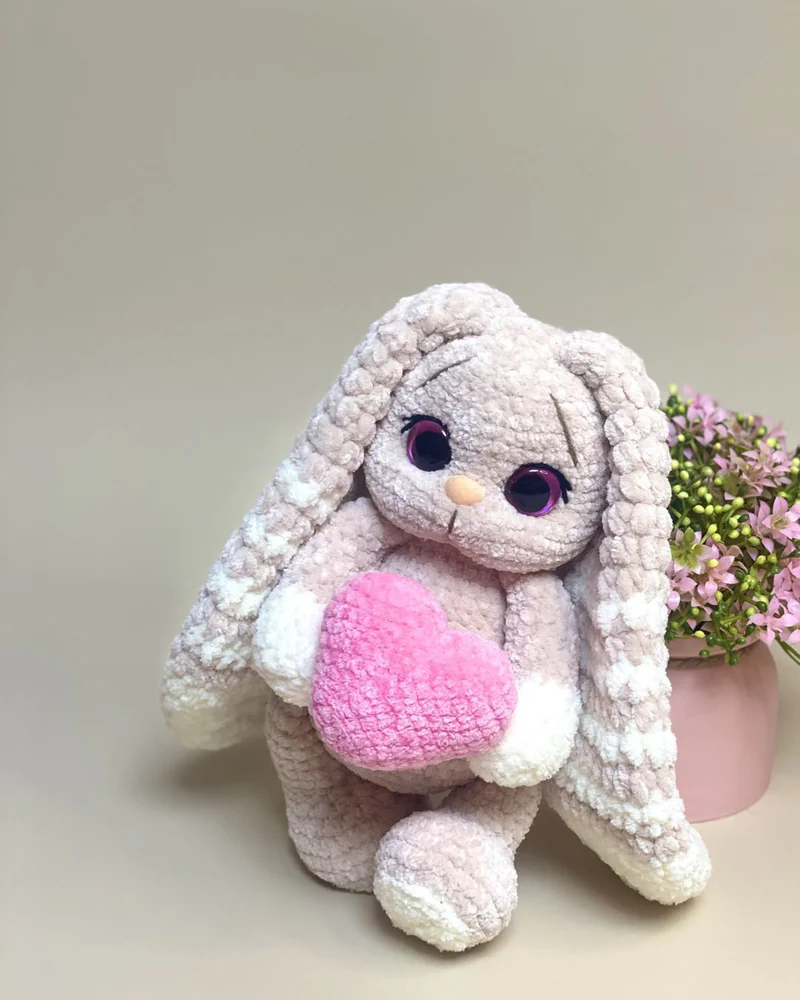 Вязаная зайка амигуруми с сердечком