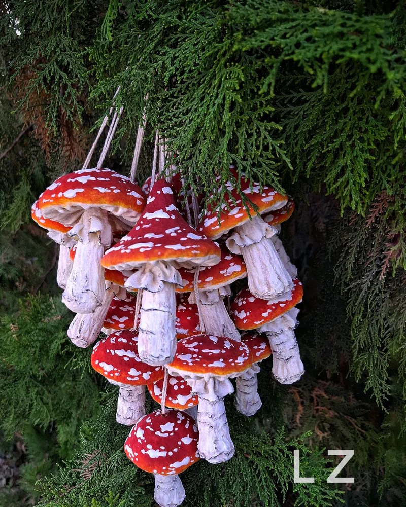 Красные мухоморы, ватные игрушки