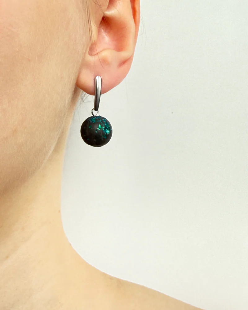 Серьги асимметричные из бетона — Графитовые с бирюзовыми блёстками