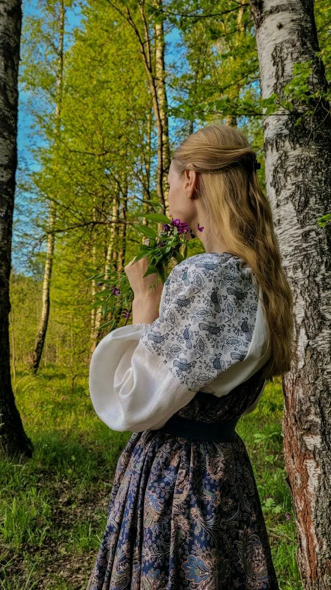 Платье льняное в народном стиле, белое с синим поясом