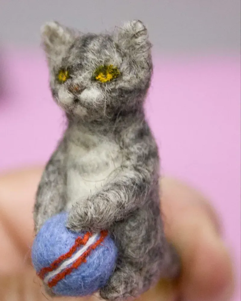 Котёнок с мячиком для кукольного домика — Основной