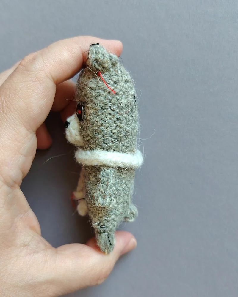 Серый вязаный мишка
