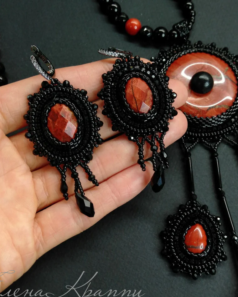 Ажурные серьги из красной яшмы. Черный и красный
