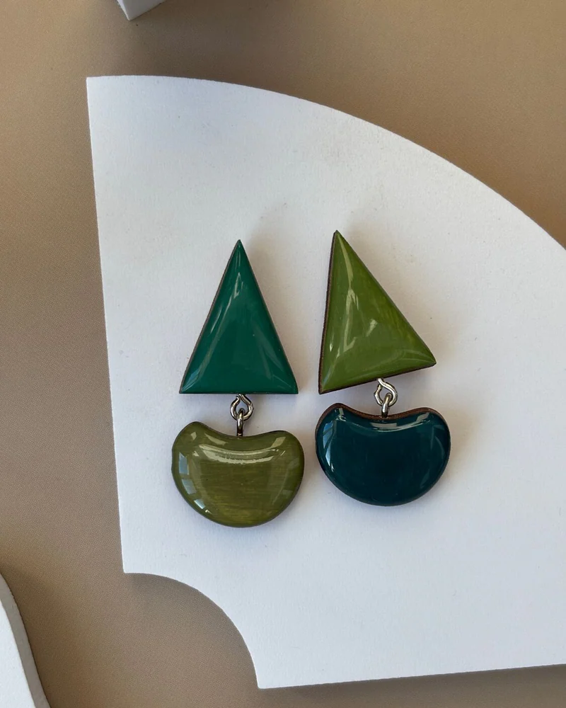 Серьги зеленые деревянные.Асимметрия