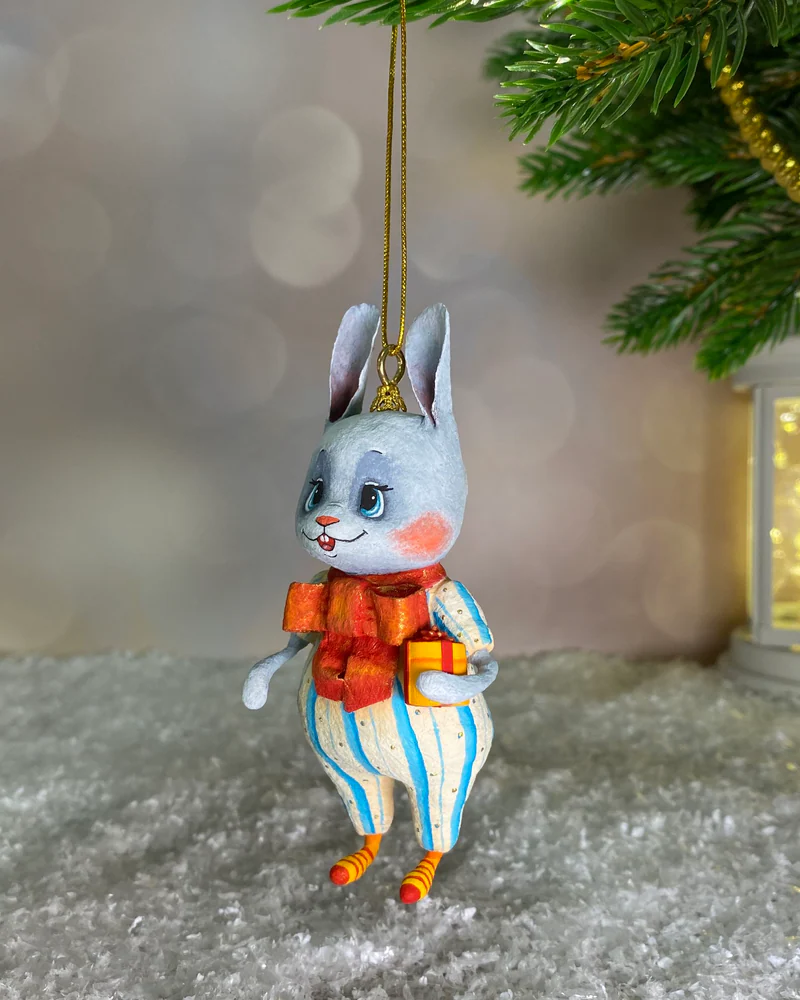 Ёлочная игрушка «Заяц с подарком»