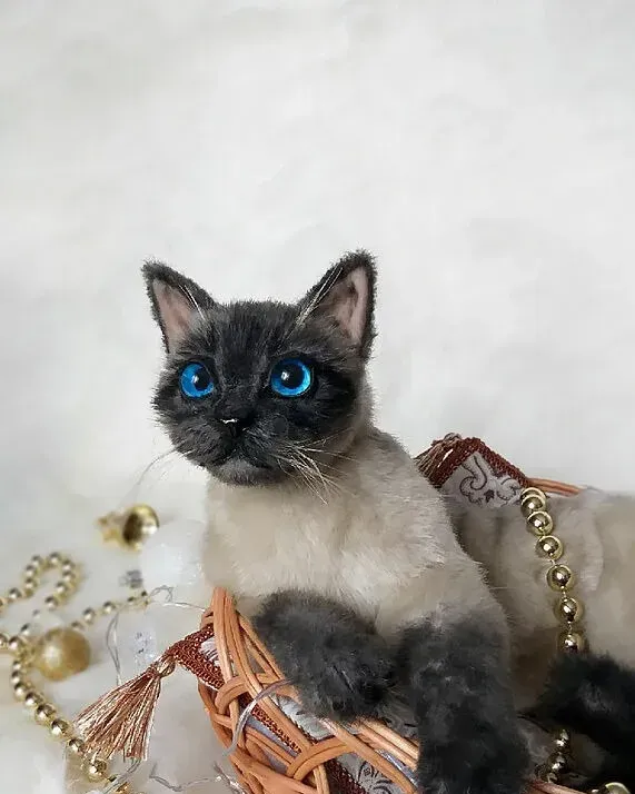 Реалистичная кошка Селия, тёмно-серая