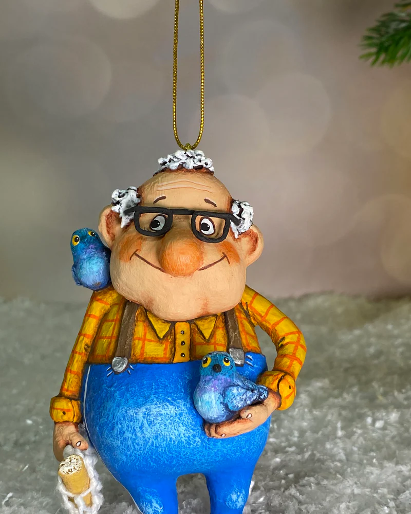 Ёлочная игрушка «Дед с голубями»