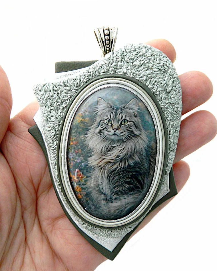 Кулон подвеска из натурал кожи Котик с рисунком на шелковом обсидиане