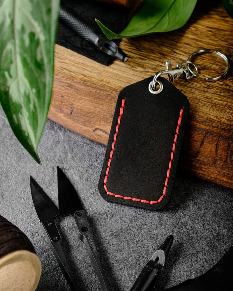 Брелок-чехол для ключей из натуральной кожи HELFORD Smart чёрный с красной отделкой