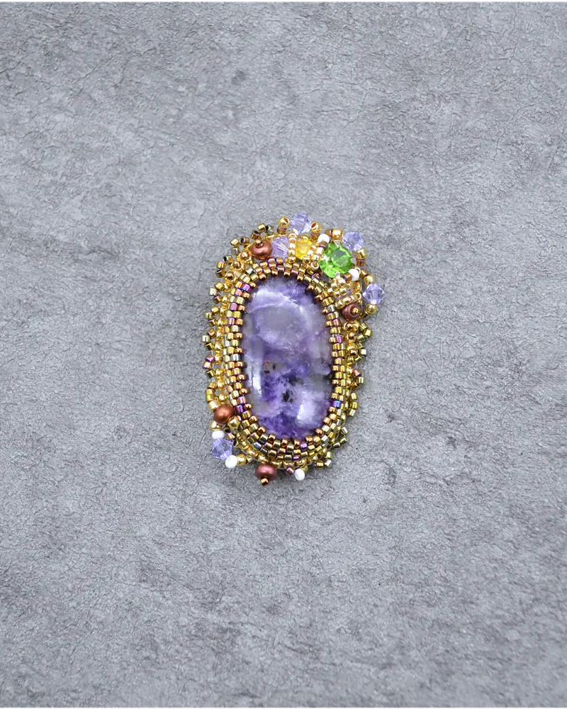 Брошь ручной работы с чароитом и Swarovski