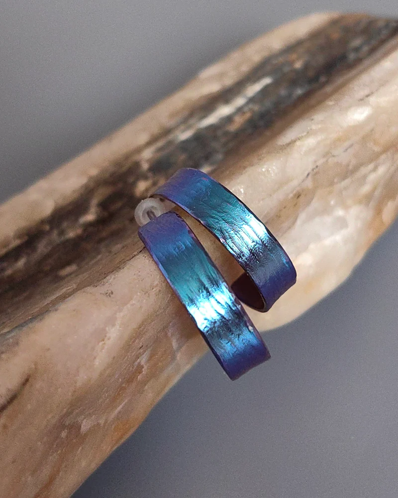 Серьги гвоздики из титана базовые — Синие узкие