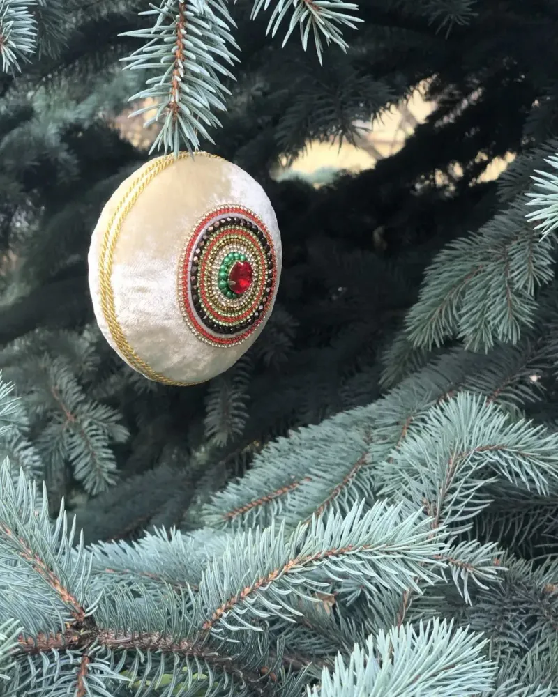 Ёлочный шар с вышитой лошадкой