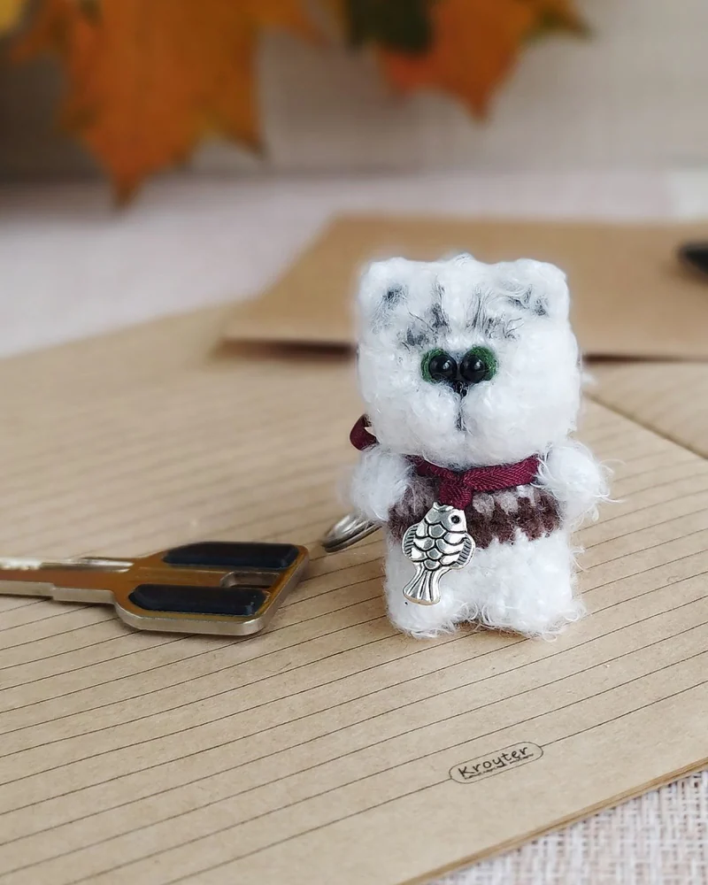 Миниатюрная вязаная игрушка белый котик, рыжий кот