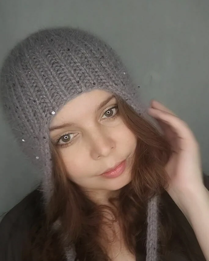 Шапка чепчик шлем, шапка серая с пайетками
