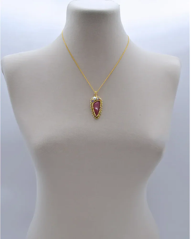 Подвеска ручной работы с родонитом и Swarovski