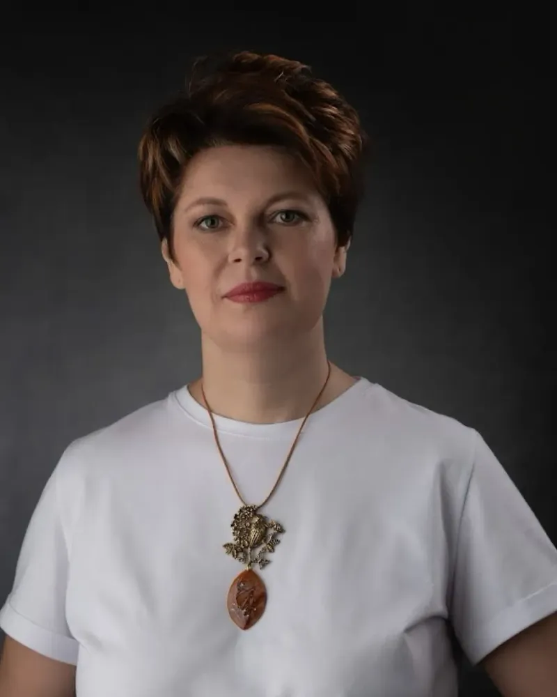 Кулон из латуни с лаковой миниатюрой Птичка