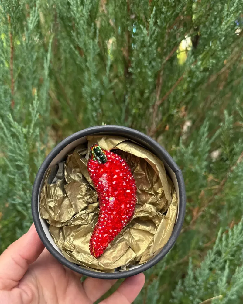 Красная брошь «Перец»