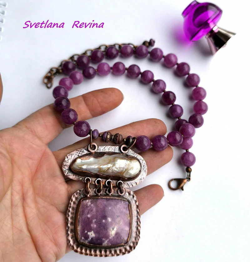 Колье "Purple" родингит, жемчуг, кальцит