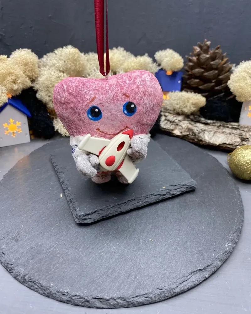 Ёлочные игрушки в технике папье маше сердце