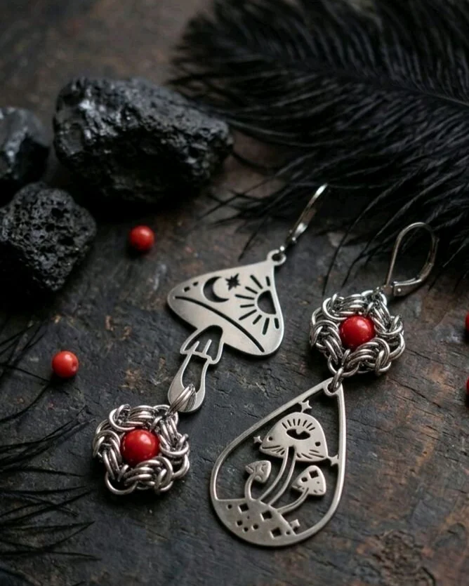 Асимметричные серьги (кольчужное плетение) грибы и коралл