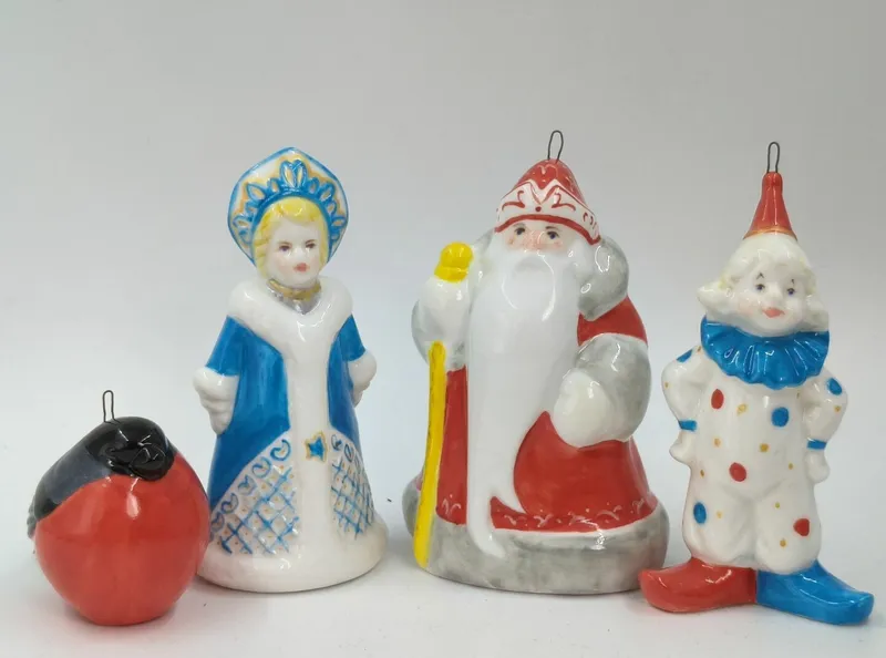 Ёлочные игрушки из фарфора, глянцевые: Дед Мороз, Снегурочка, Арлекин, снеговик, снегирь