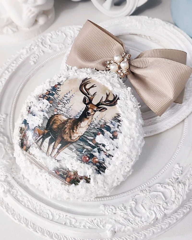 Ёлочная игрушка в форме медальона