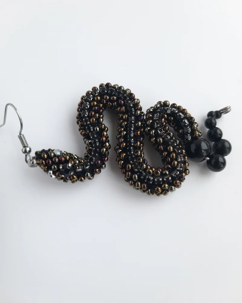 Серьги-змейки из бисера — Черная стразовая цепочка