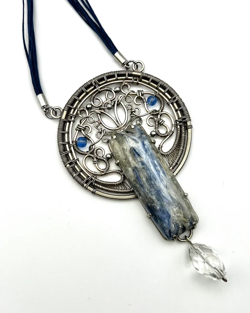 Кулон с кианитом wire wrap
