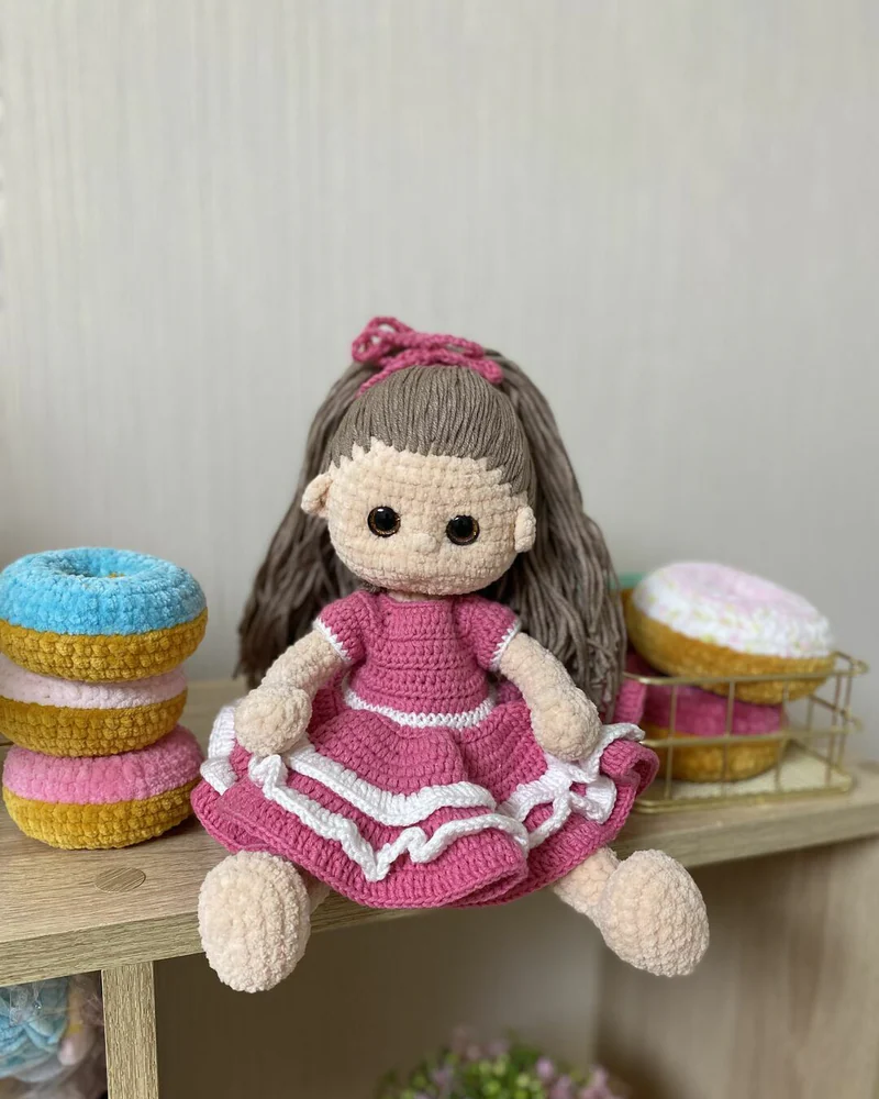 Вязаная кукла в розовом платье амигуруми