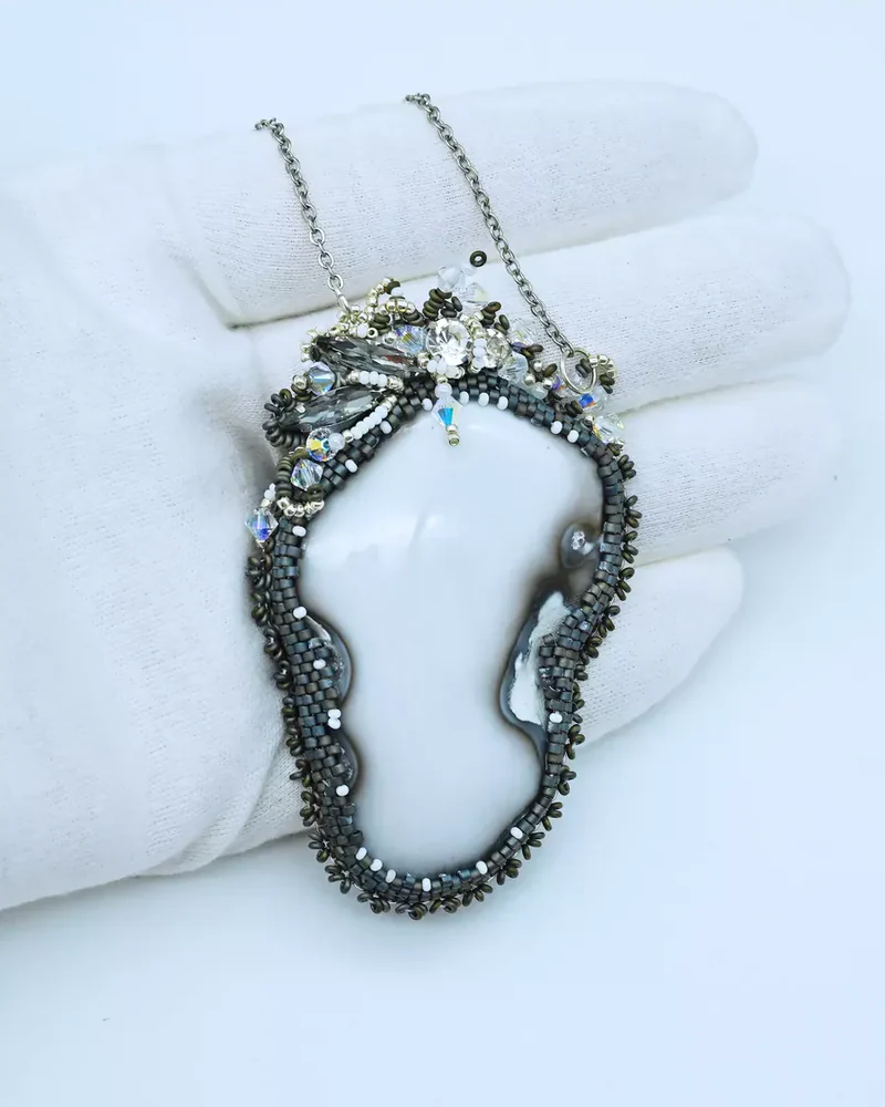 Авторский кулон с кахолонгом и Swarovski